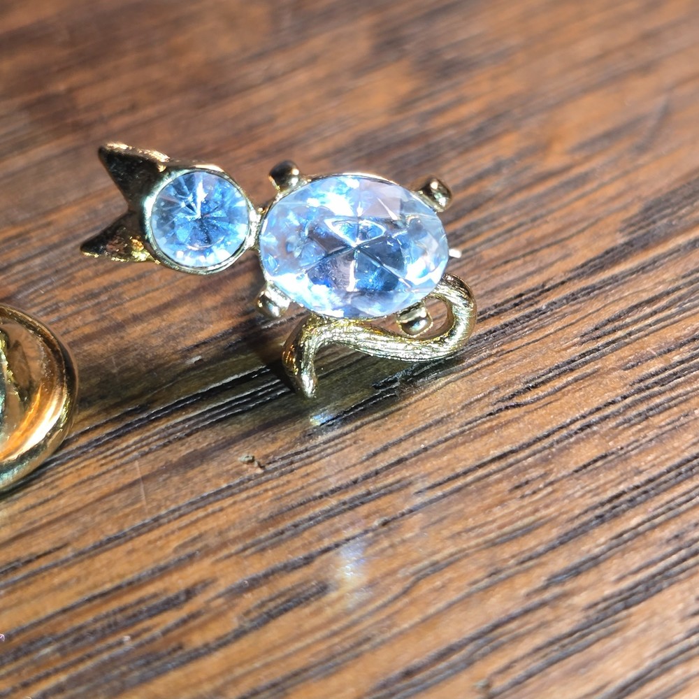 Tiny Crystal & goldtone  cat pin - - Vintage '80s Sparkle jewelry